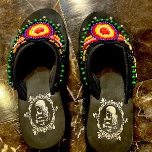 Used Women’s Yuan Li beaded 4 inch flip flop wedge with tiny bells. Size 7.